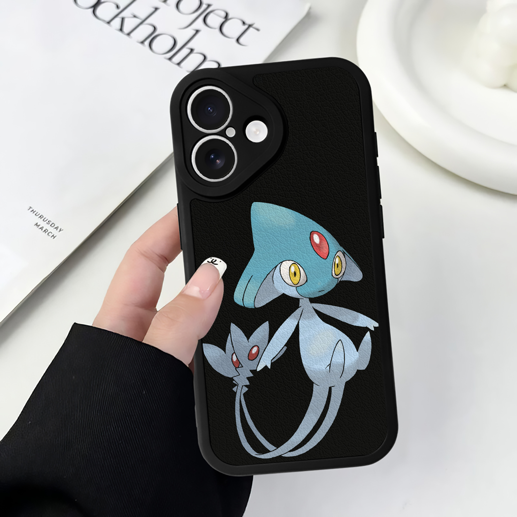 （画像用） ポケットモンスター Pokémon 【iPhone 16シリーズ対応】シリコンスマホケース（レザー調） 材質：シリコン